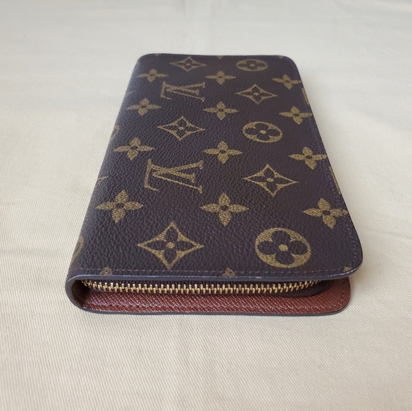 Louis Vuitton Monogram Zippy Wallet - Picture 6 of 16